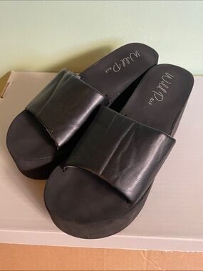 Wild Pair size 10 Black Platform Slide Sandals